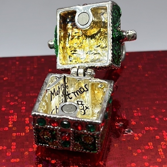 Christmas Gift Box Present  Pendant with a Christmas wish large Bale. Silvertone - Picture 2 of 12